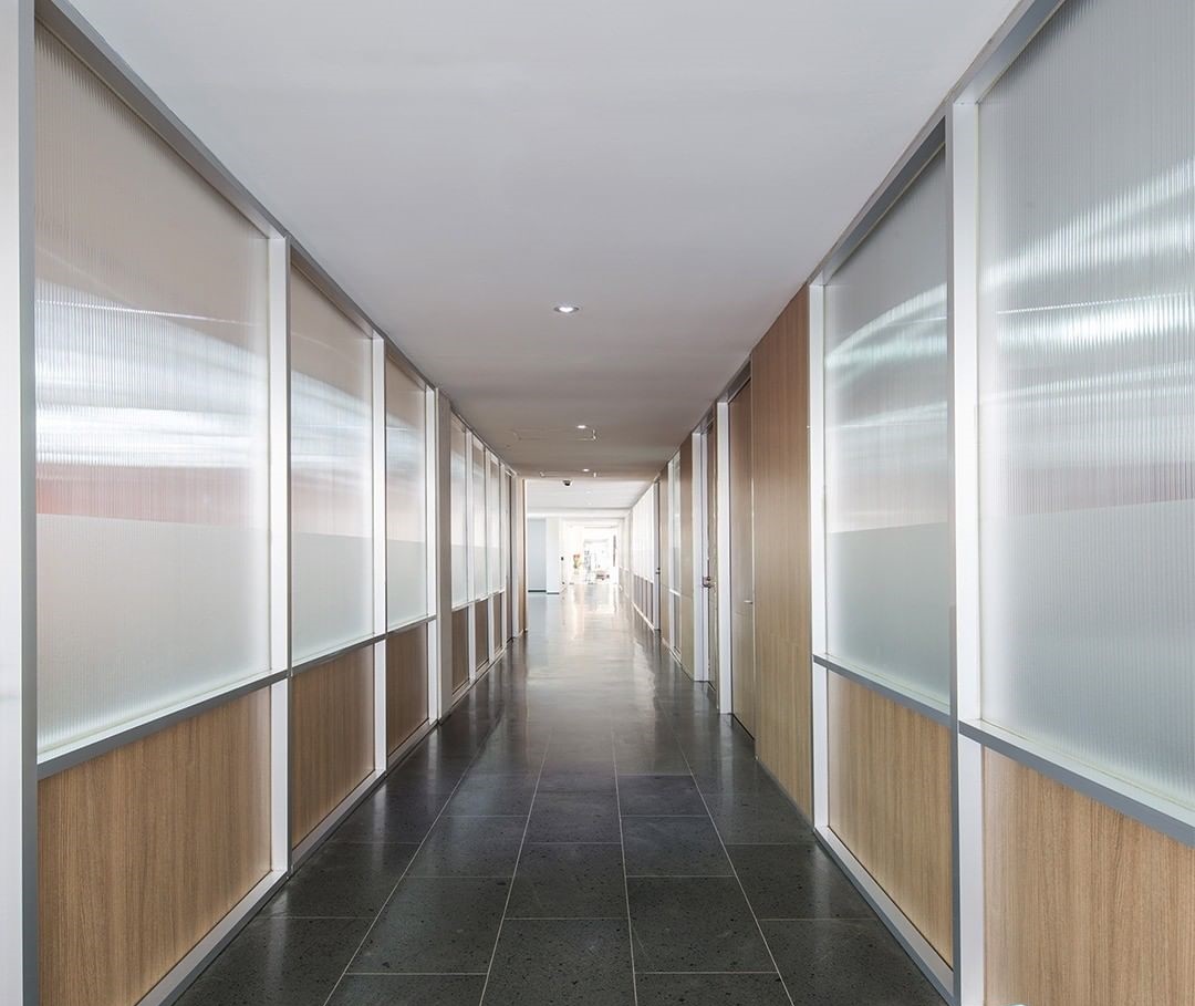 Jasa Pasang Dinding Partisi Polybarbonate di Bali